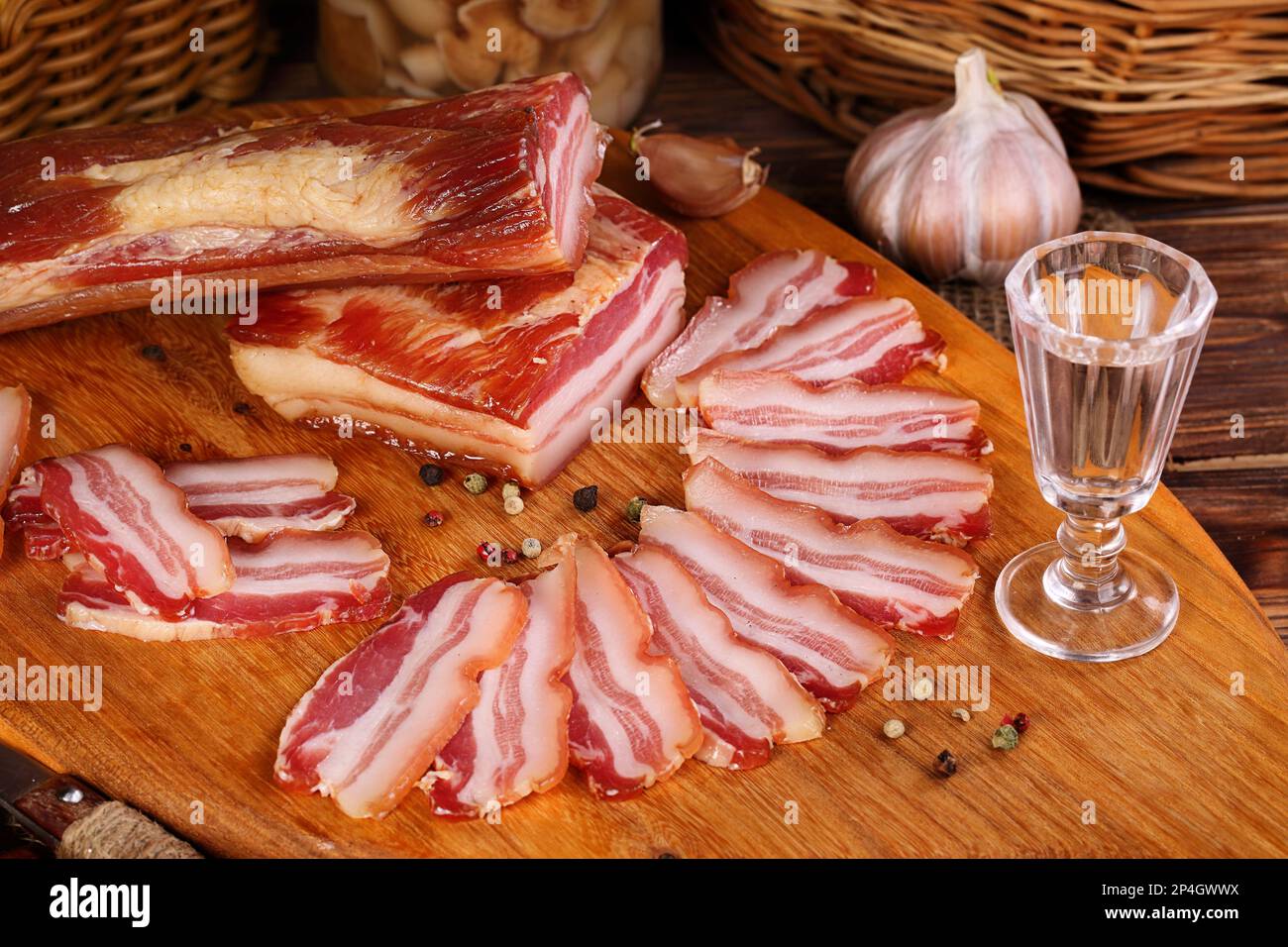 Pancetta di maiale su un tavolo di legno Foto Stock