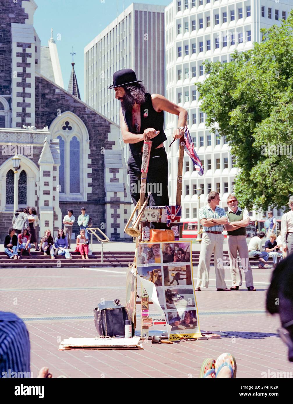 Un'immagine storica del 1981 del mago della Nuova Zelanda, a.k.a. Il mago si erge su una piccola scala di fronte alla Cattedrale di Christchurch. Sulla sua scala sono gli alambicchi dal film neozelandese del tempo, torta di maiale di Goodbye. Appena un anno più tardi nel 1982, la New Zealand Art Gallery Directors Association ha rilasciato una dichiarazione secondo la quale il Wizard era un'autentica opera d'arte vivente e il consiglio comunale lo ha nominato 'Wizard of Christchurch'. Foto Stock