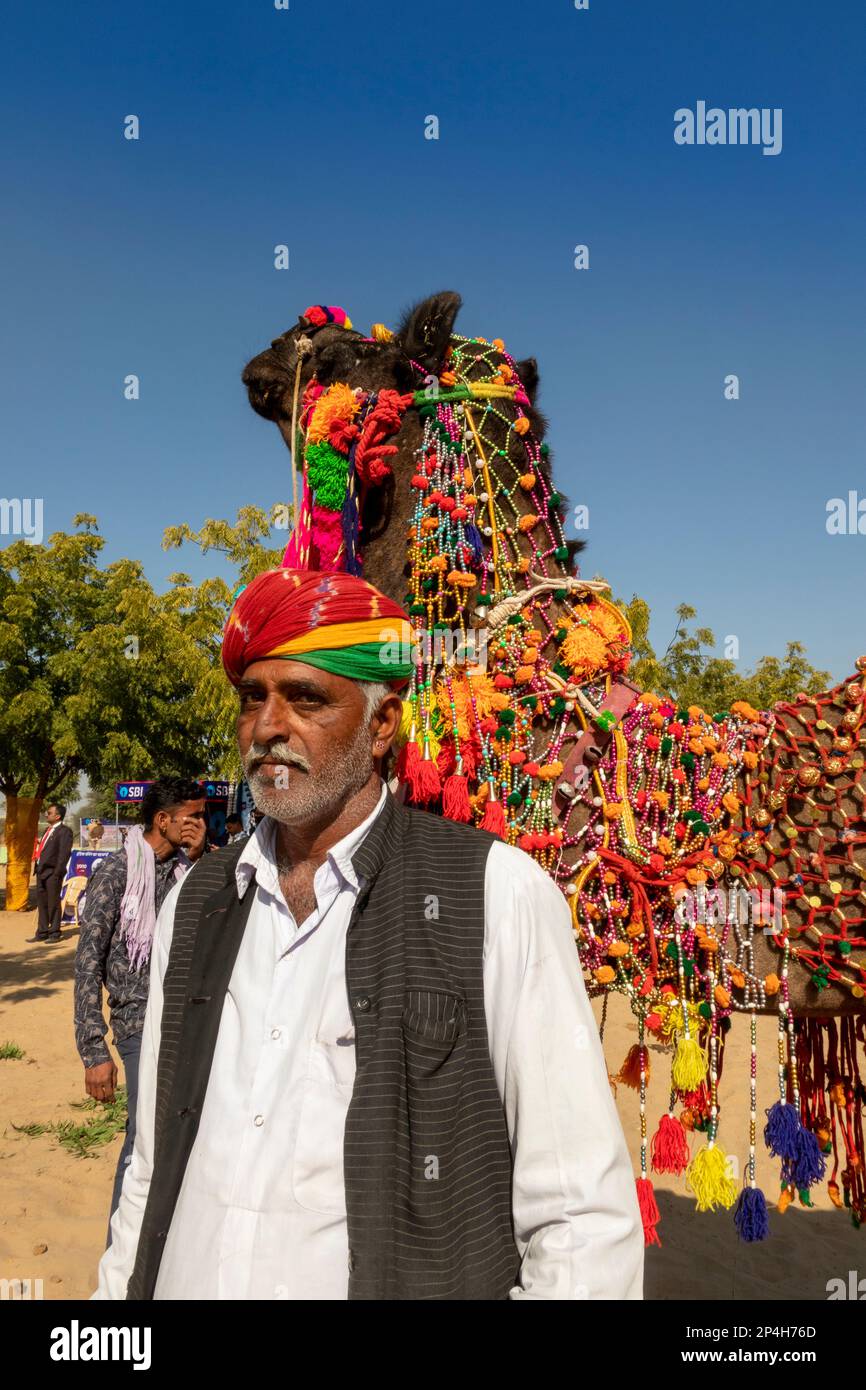 India, Rajasthan, Bikaner, National Camel Research Centre, Camel Festival, uomo con cammello decorato Foto Stock