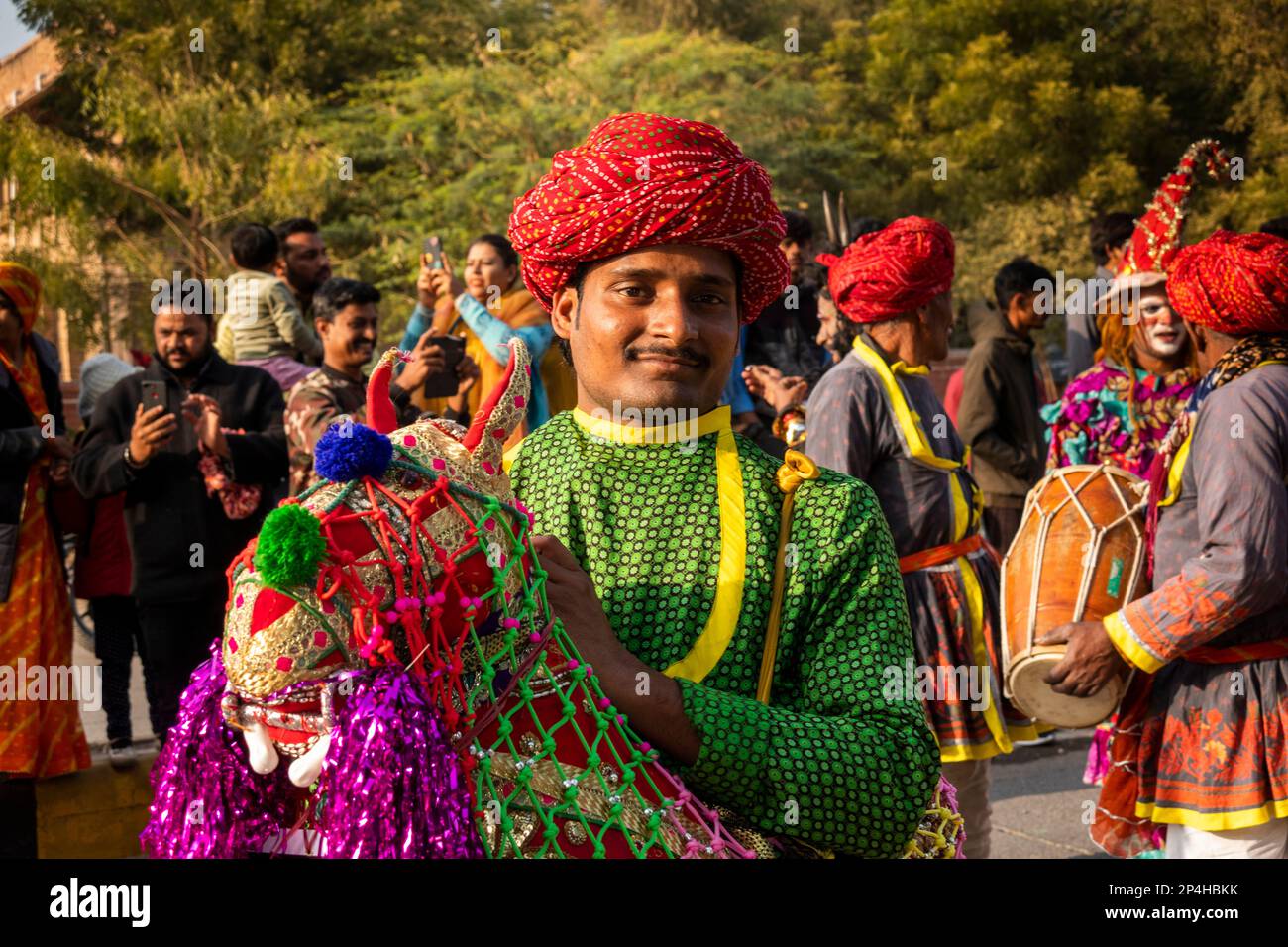 India, Rajasthan, Bikaner, Camel Festival Parade, cultura, Danzatrice tradizionale maschile Rajasthani Foto Stock