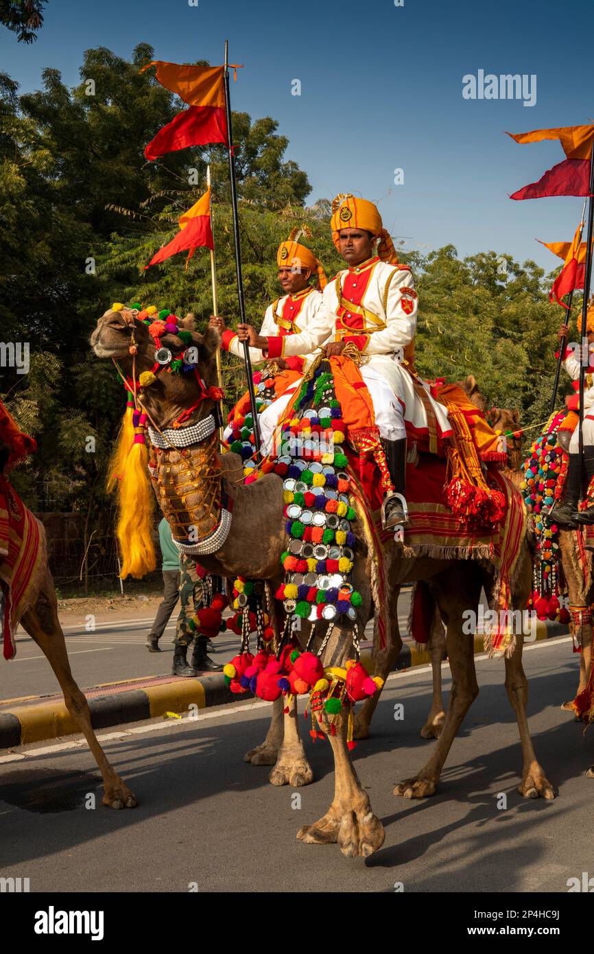 India, Rajasthan, Bikaner, Camel Festival Parade, cammello-montato forze di sicurezza di frontiera soldati in uniforme vestito Foto Stock