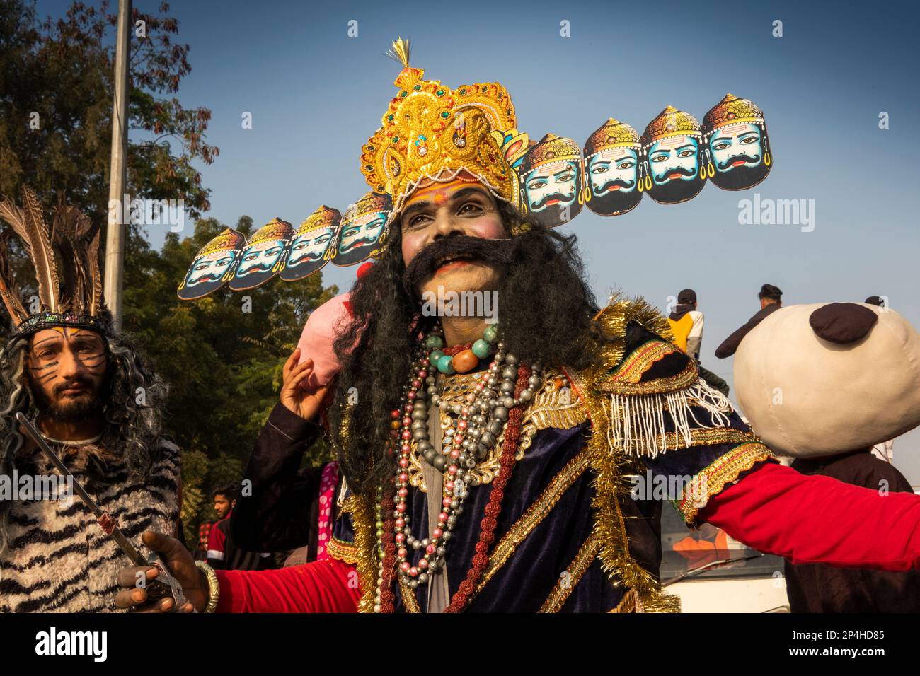 India, Rajasthan, Bikaner, Camel Festival Parade, tradizionale danzatore maschile Rajasthani come multi-testa divinità indù Foto Stock