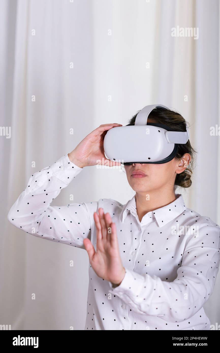 Donna d'affari che interagisce con occhiali VR. Foto Stock