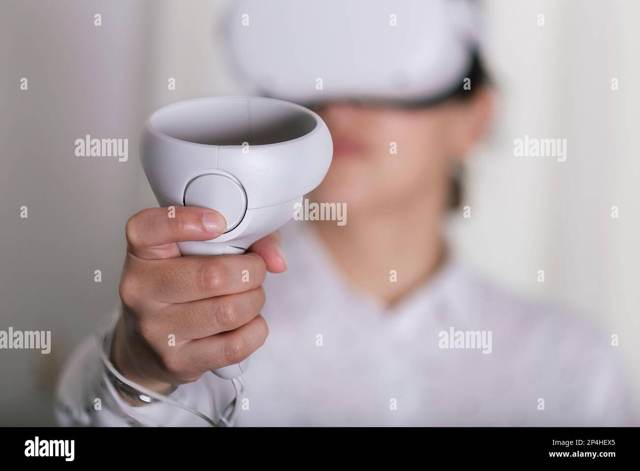 La mano di una giovane donna con controllo degli occhiali vr. Foto Stock