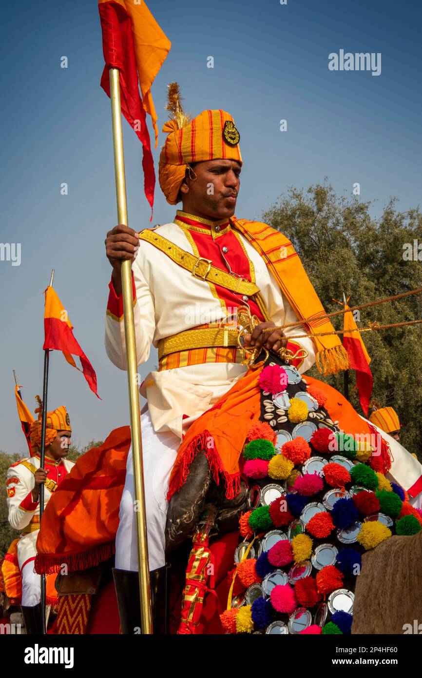India, Rajasthan, Bikaner, Camel Festival Parade, cammello-montato forza di sicurezza di frontiera soldato in uniforme vestito Foto Stock
