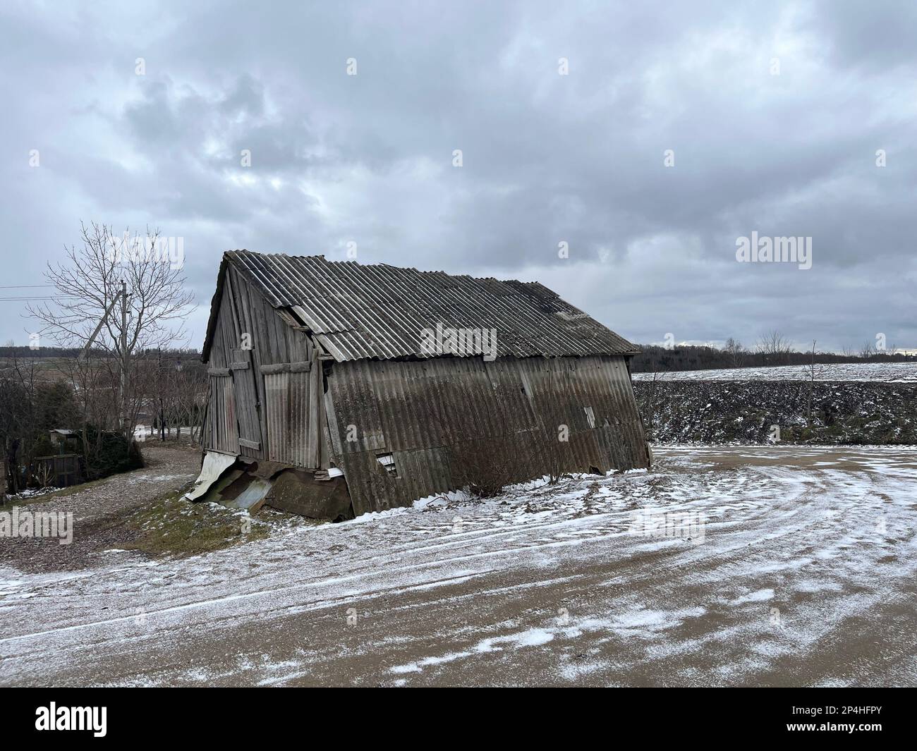Vecchio fienile di ferro corrugato. Klaipeda regione lituano nella neve. Immagine : garyroberts/worldwidefeatures.com Foto Stock