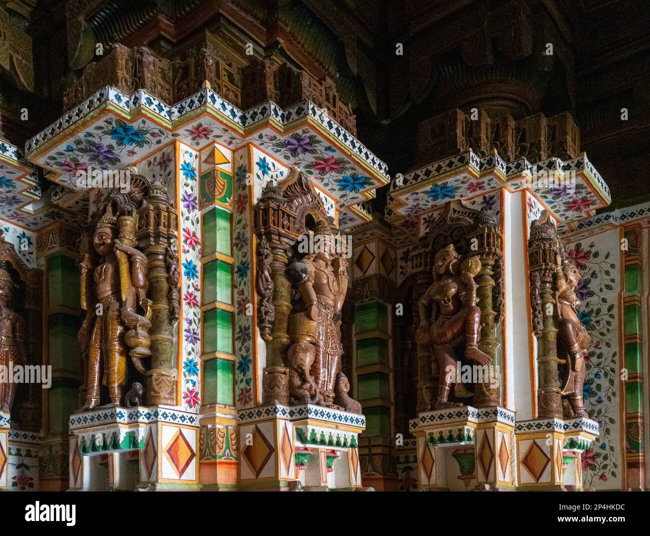 India, Rajasthan, Bikaner, Seth Bhandasar, (Bhanda Shah Mandir) interno del tempio di Jain, figure dipinte che decorano le colonne Foto Stock