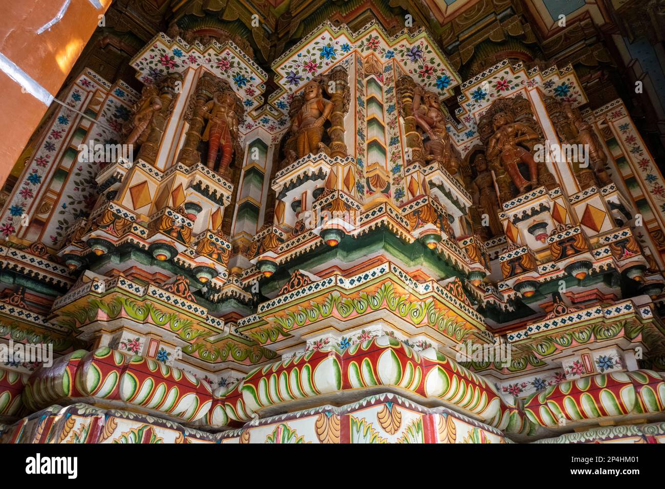 India, Rajasthan, Bikaner, Seth Bhandasar, (Bhanda Shah Mandir) interno del tempio di Jain, figure dipinte che decorano le colonne Foto Stock