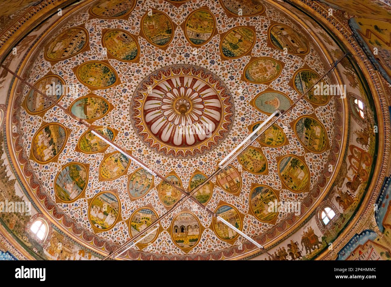 India, Rajasthan, Bikaner, Seth Bhandasar, (Bhanda Shah Mandir) interno del tempio di Jain, soffitto dipinto Foto Stock