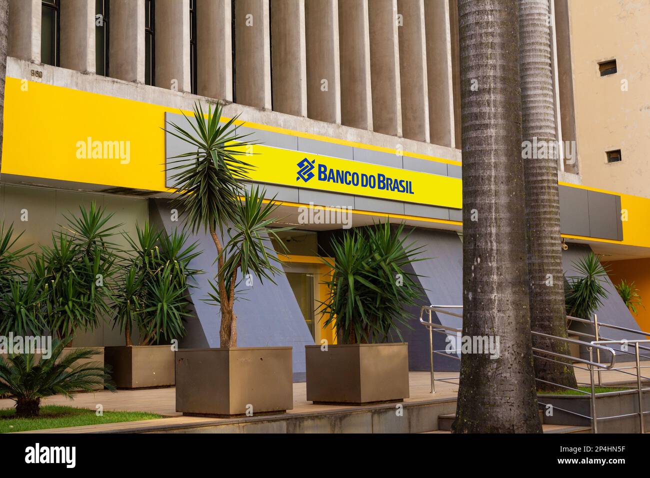 Goiania, Goias, Brasile – 06 marzo 2023: Facciata di una Banca del Brasile, agenzia nella città di Goiânia a Goiás. Vista laterale e formato orizzontale. Foto Stock