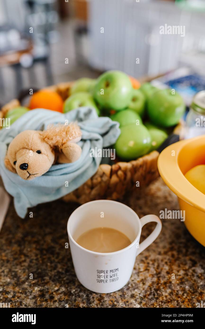 Colorato banco da cucina stipato con caffè e frutta Foto Stock