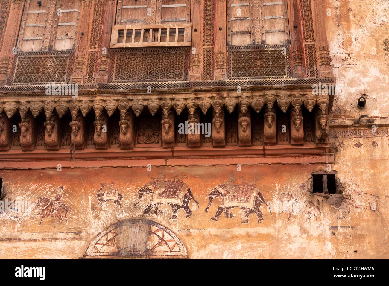 India, Rajasthan, Bikaner, Città Vecchia, Haveli storico, resti di elefante parata muro dipinto sotto finestre ornate Foto Stock