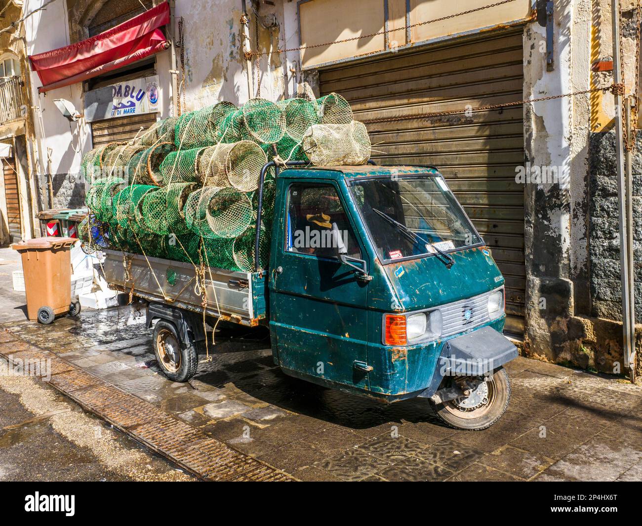 Ape car con reti da pesca nel mercato di Ortigia - Siracusa, Sicilia, Italia Foto Stock