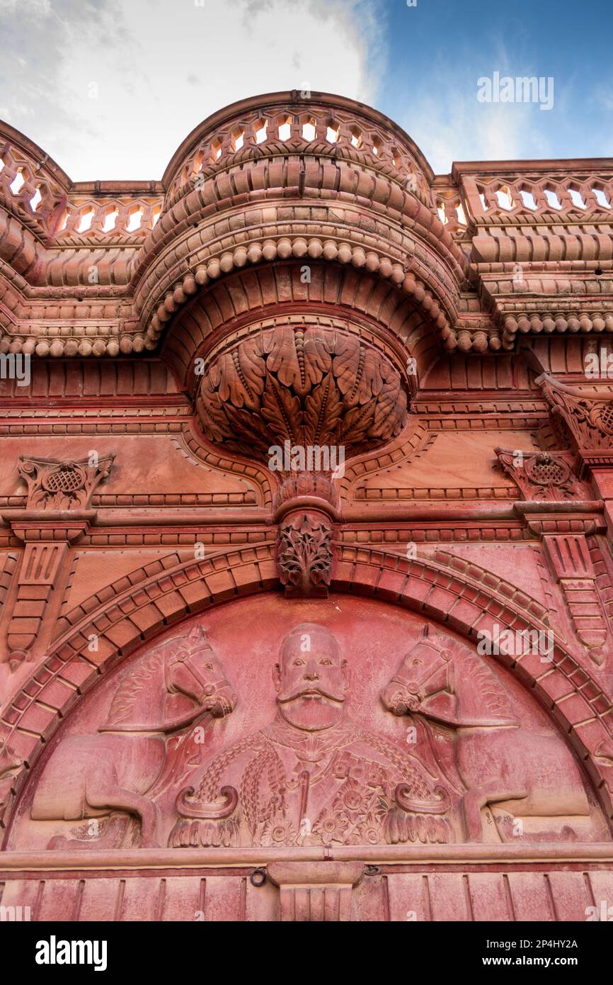 India, Rajasthan, Bikaner, Old City, Rampuria Road, Rilievi in pietra dulmera dei monarchi britannici Foto Stock
