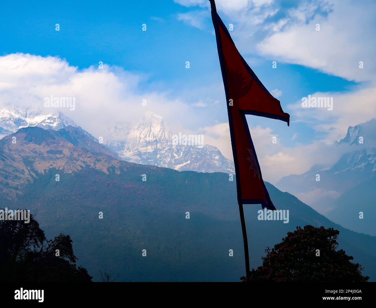 Vista di Machapuchare, Machhapuchchhre o Machhapuchhre Mountain Peak, noto anche come coda di pesce, in Nepal Himalaya su Annapurna base Camp Escursionismo o tre Foto Stock
