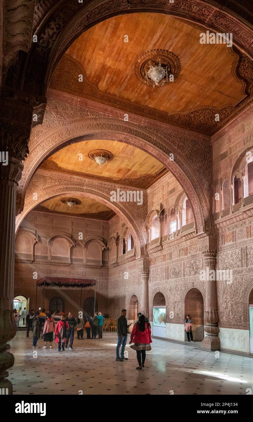 India, Rajasthan, Bikaner, Junagarh Fort, visitatori in Ganga Durbar (Grande) Hall Foto Stock