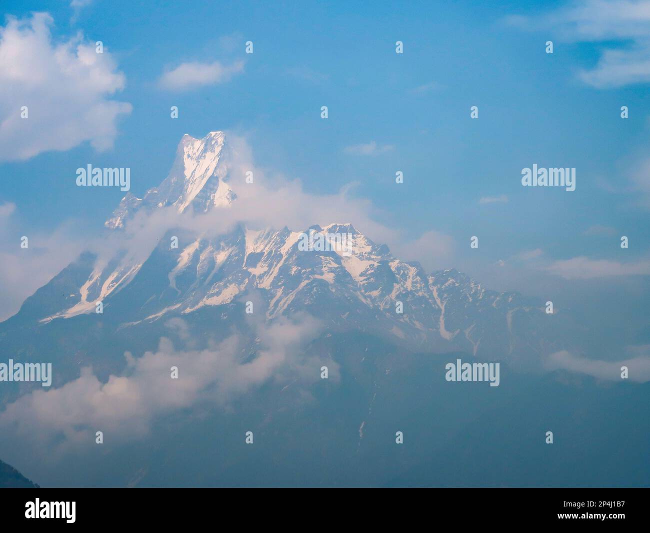 Vista di Machapuchare, Machhapuchchhre o Machhapuchhre Mountain Peak, noto anche come coda di pesce, in Nepal Himalaya su Annapurna base Camp Escursionismo o tre Foto Stock