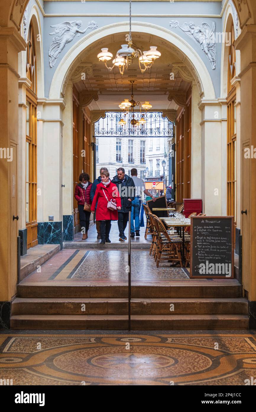 Persone che entrano nella Galerie Vivienne, una galleria di shopping 19th ° secolo coperto, nel 2nd ° arrondissement, Parigi. Foto Stock