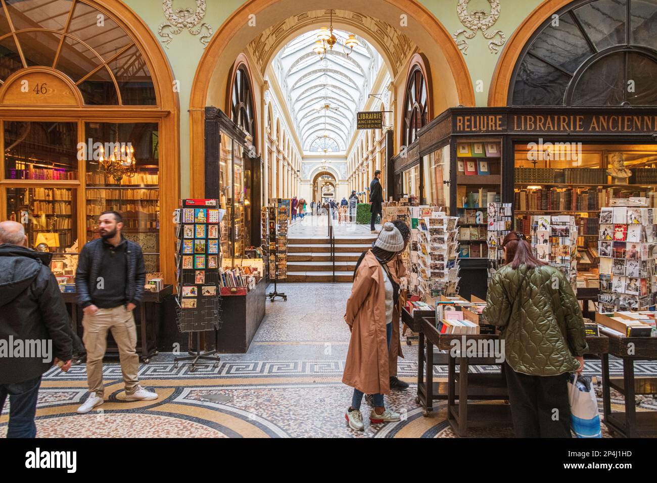 Persone che navigano all'interno della Galerie Vivienne, una galleria di shopping 19th ° secolo coperto, nel 2nd ° arrondissement, Parigi. Foto Stock
