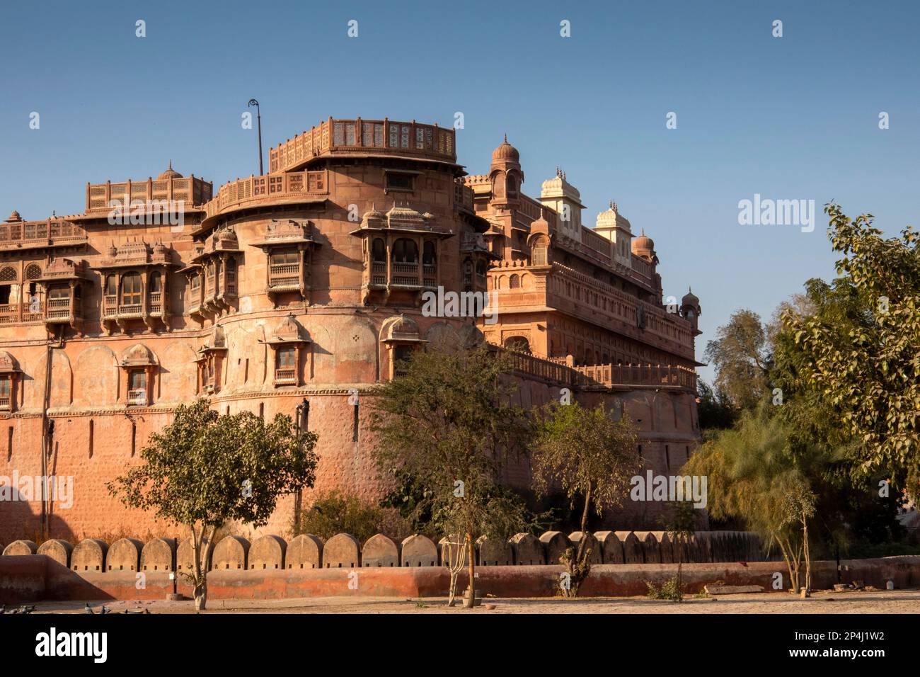 India, Rajasthan, Bikaner, Junagarh Fort, 1500s palazzo fortificato costruito da Raja Rai Singh, muri esterni Foto Stock