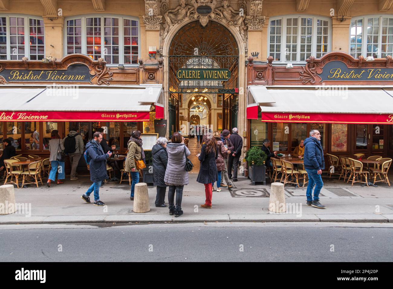 L'ingresso ornato alla galleria commerciale Galerie Vivienne sulla Rue des Petits Champs, 2nd ° arrondissement di Parigi. Foto Stock