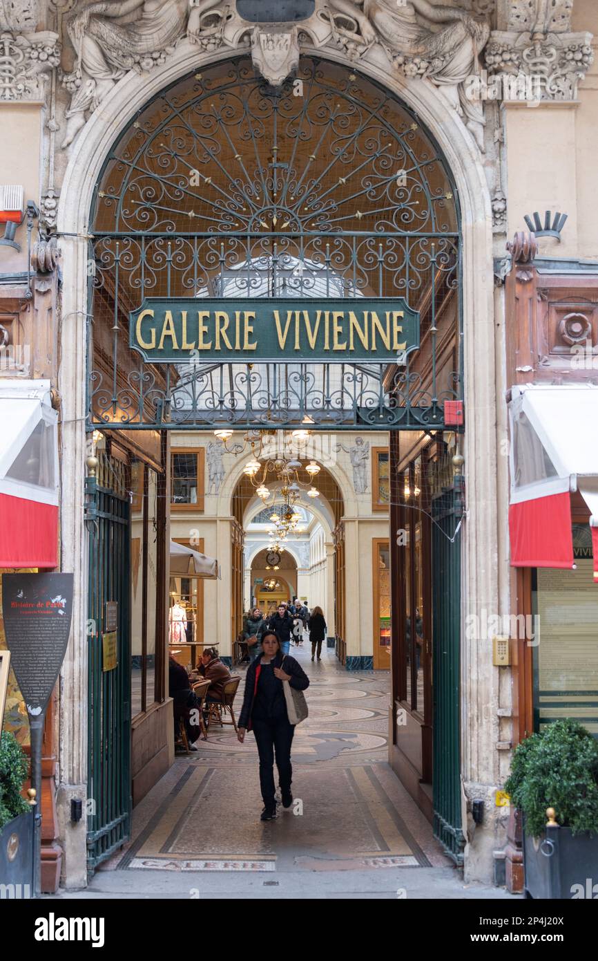 L'ingresso alla galleria commerciale Galerie Vivienne su Rue des Petits Champs nel 2nd° arrondissement di Parigi. Foto Stock
