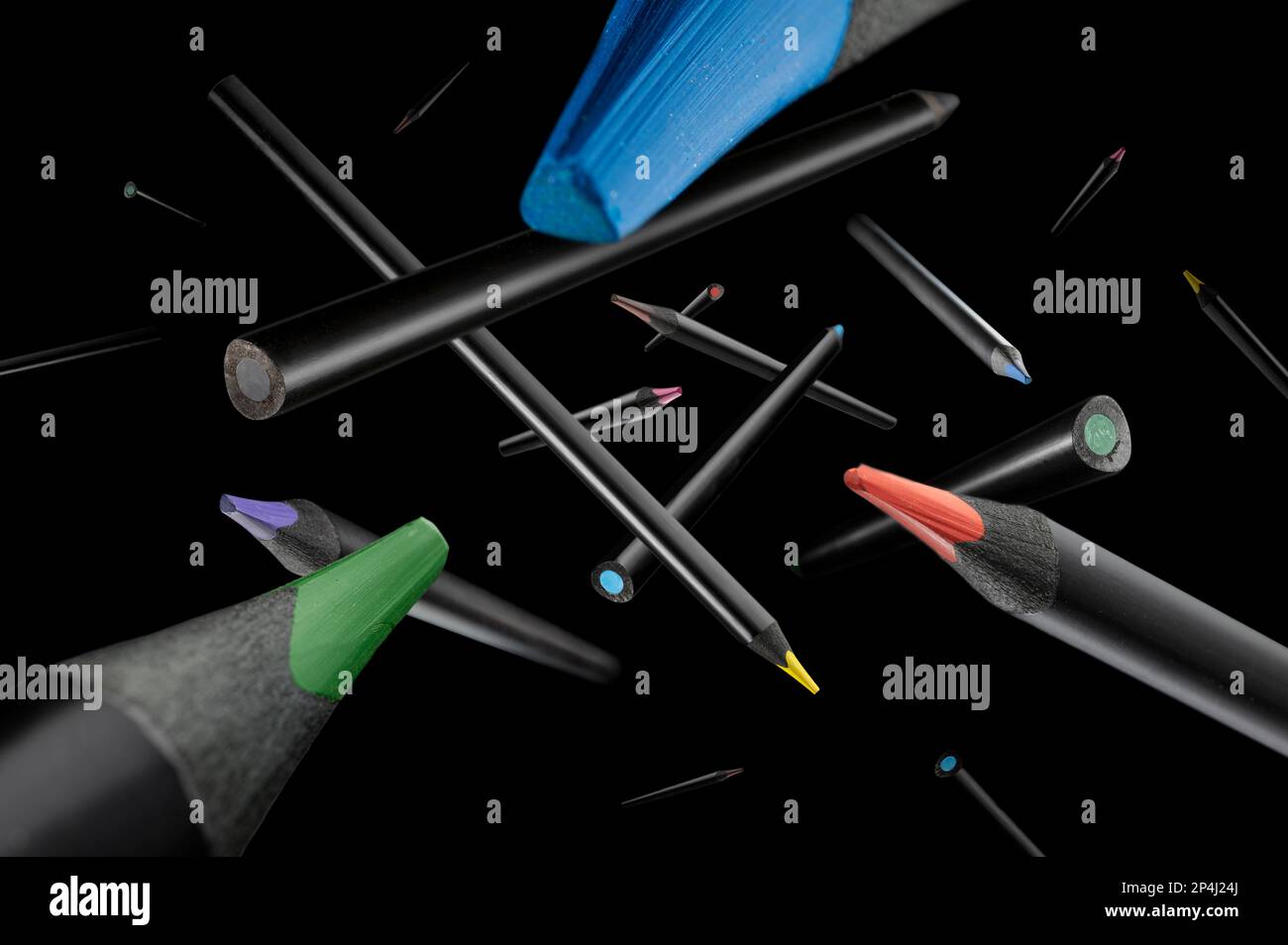 Le matite colorate con base nera si divaricano in uno spazio nero. Foto Stock