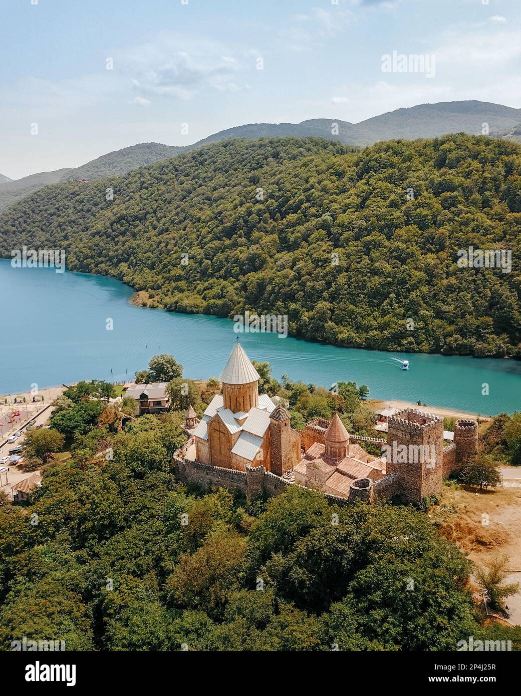 Ananuri complesso castello sulla riva del lago artificiale Jinvali in Georgia Foto Stock