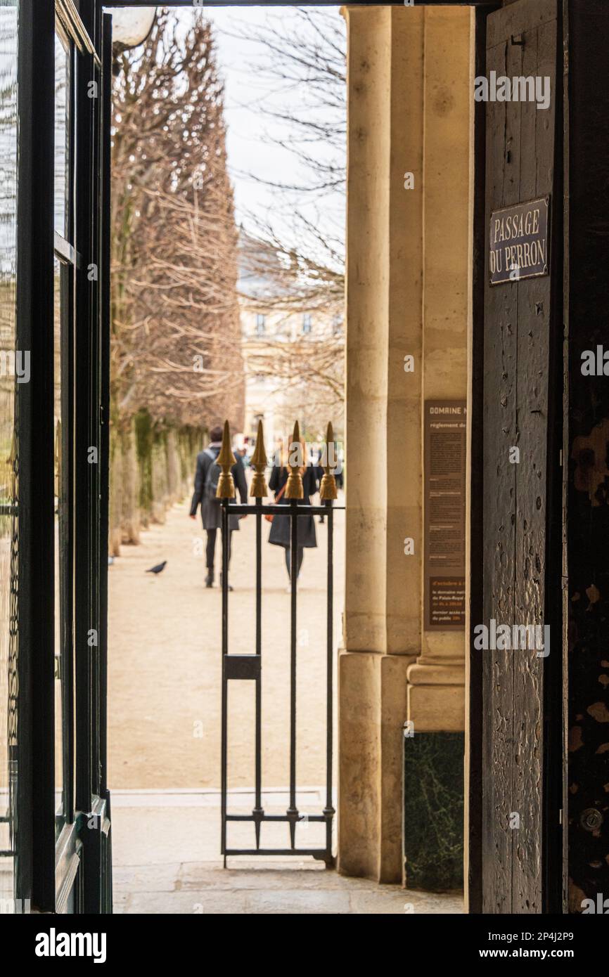 L'ingresso al giardino Palais Royal da Passage du Perron nel 1st ° arrondissement, Parigi. Foto Stock