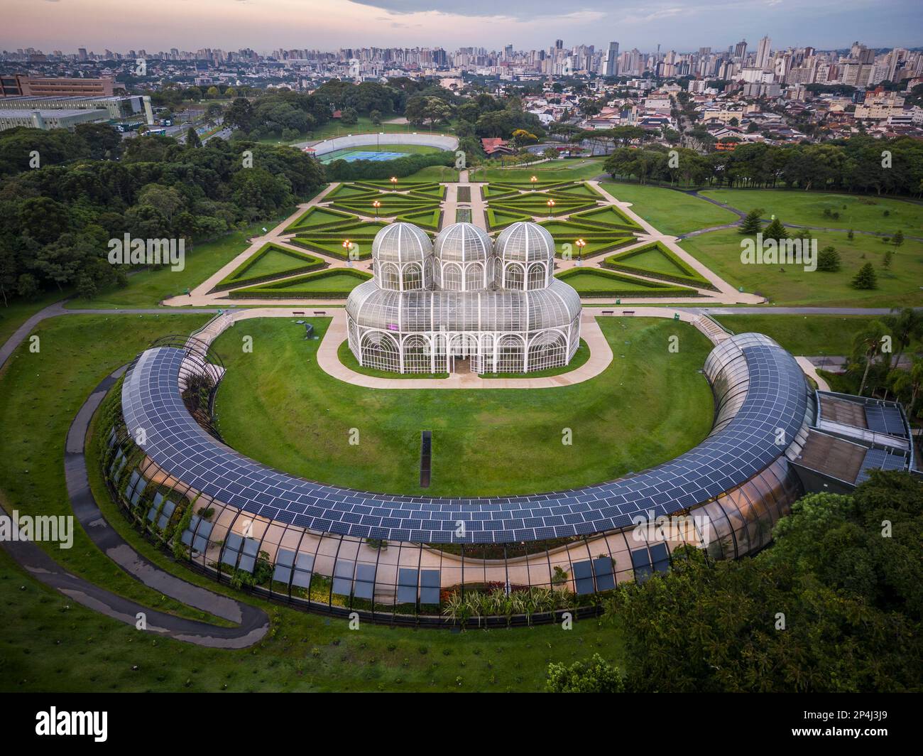 Bella vista aerea di vetro verde casa edificio e giardino Foto Stock