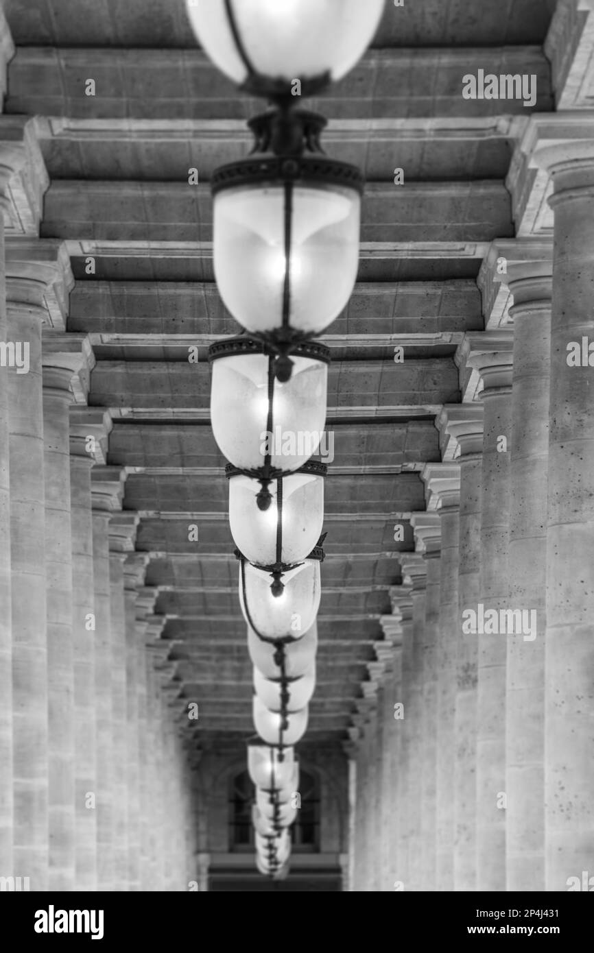 Foto ritratto del soffitto e delle lampade della Arcade nel Palais Royale nel 1st° arrondissement di Parigi. Foto Stock