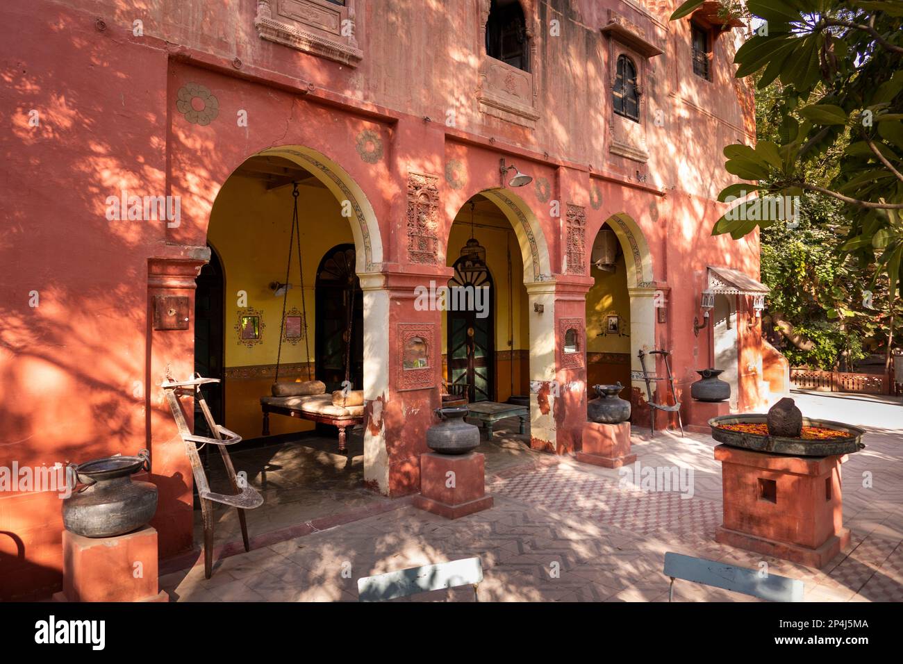 India, Rajasthan, Bikaner, Bhairon Vilas Heritage Hotel, camera che si affaccia sul giardino Foto Stock