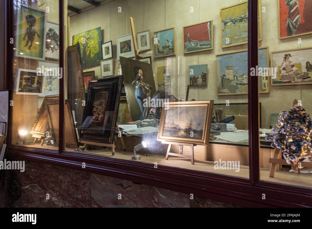 Una vetrina d'arte a Passage Verdeau nel 3rd° arrondissement, Parigi Foto  stock - Alamy