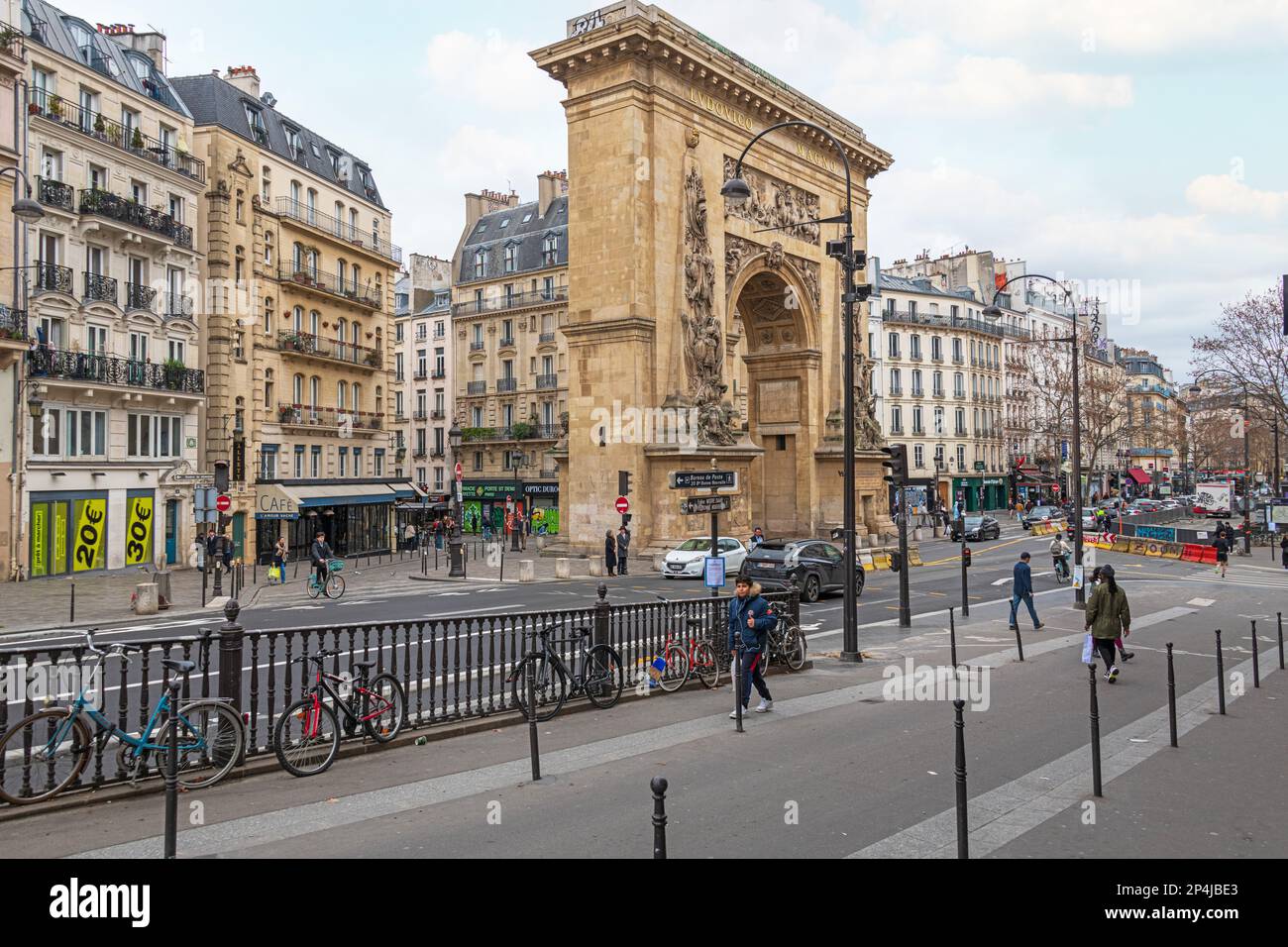 Porte Saint-Denis a Parigi fotografata da Boulevard de Bonne Nouvelle. Foto Stock