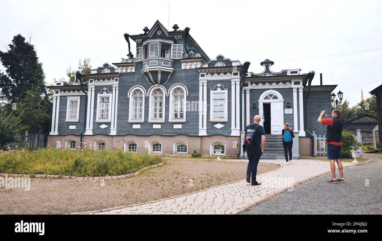 Irkutsk, Russia - 21 agosto 2021: Casa di legno vintage con finestre intagliate. Irkutsk Regional Memorial Decembrists Museum. Volkonsky House a Irkutsk Foto Stock