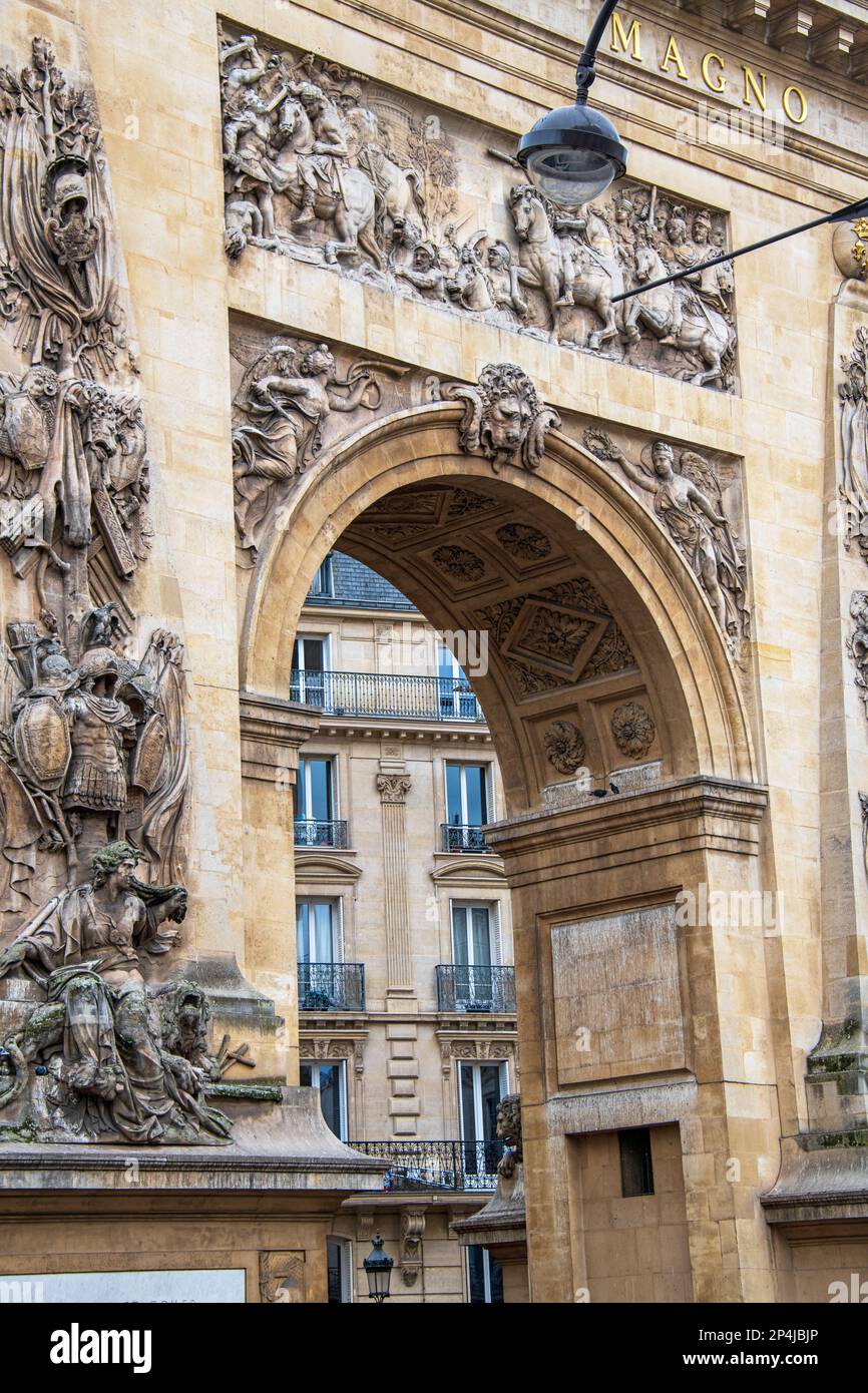 Particolare del bassorilievo sulla Porte Saint-Denis, Parigi, Francia. Foto Stock