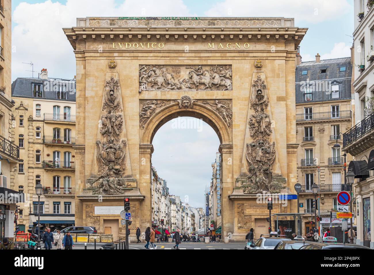 Porte Saint-Denis a Parigi fotografata da Rue Saint-Denis. Foto Stock