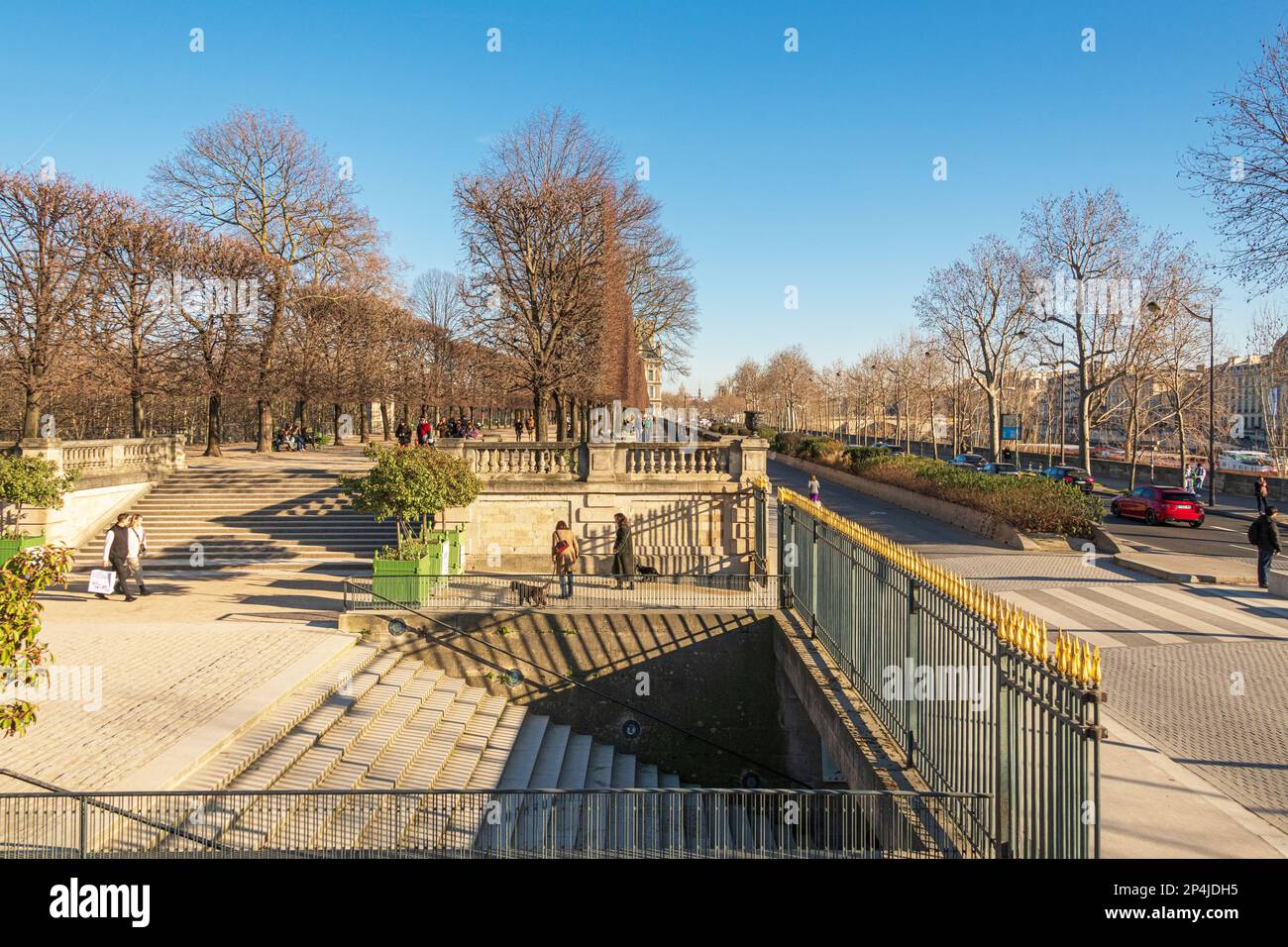 A pochi passi dal Giardino delle Tuileries che conduce al Ponte Passerelle Léopold-Sédar-Senghor a Parigi. Foto Stock