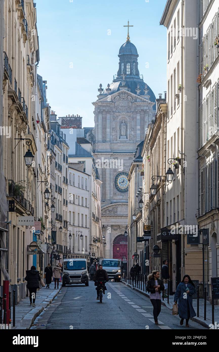 Rue de Sevigne nel quartiere Marais di Parigi, la Chiesa gesuita cattolica romana Église Saint-Paul-Saint-Louis può essere visto alla fine della strada. Foto Stock