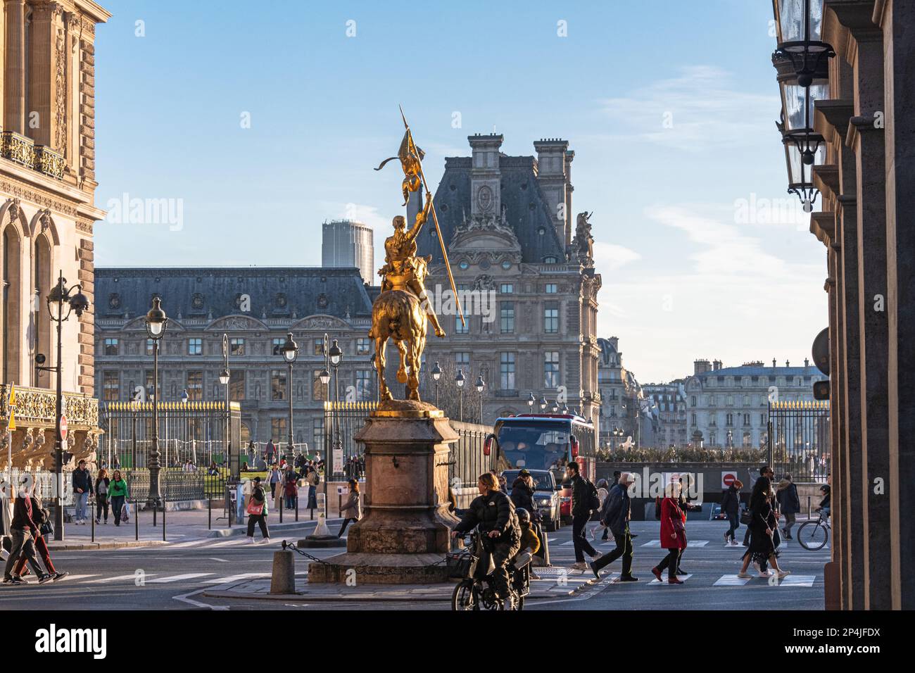 La statua equestre dorata di bronzo di Giovanna d'Arco nella Place des Pyramides, il Musee des Arts Decoratifs può essere visto dietro, Parigi, Francia. Foto Stock