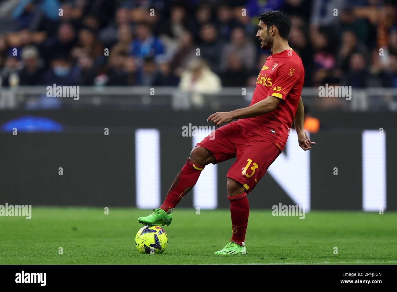 Alessandro Tuia di noi Lecce guarda durante la Serie A match beetween FC Internazionale e US Lecce allo Stadio Giuseppe Meazza il 5 marzo 2023 a Milano Italia . Foto Stock