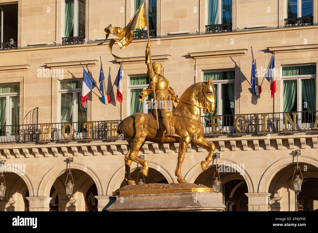 La statua equestre dorata di bronzo di Giovanna d'Arco nella Place des Pyramides, Parigi, Francia. Foto Stock