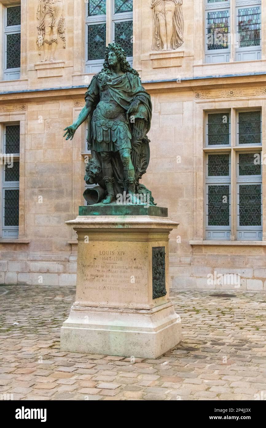 Statua del re Luigi XIV di Antoine Coysevox nel cortile principale del Museo Carnavalet, Parigi, Francia. Foto Stock