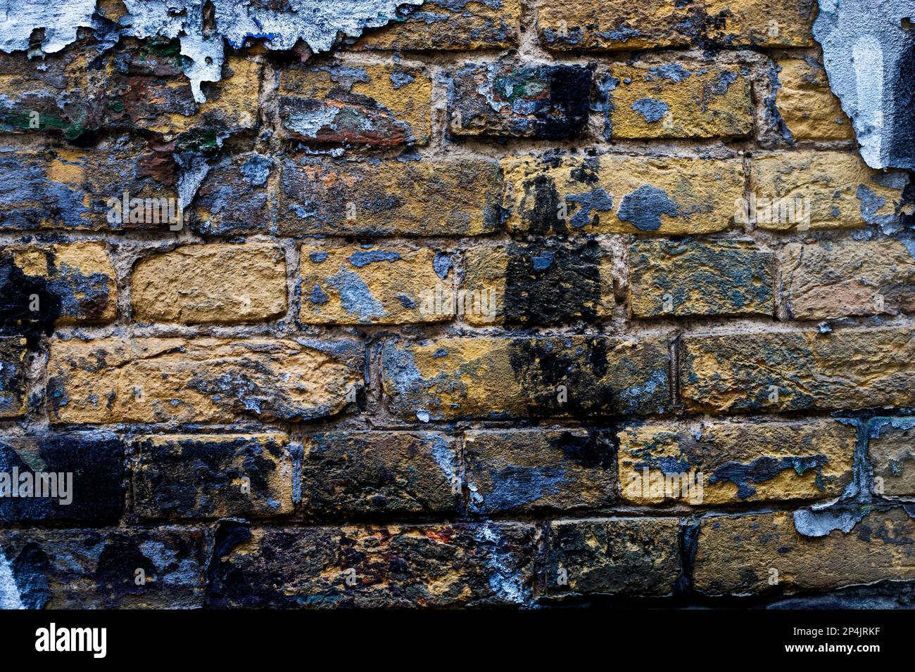 sfondo di mattone giallo del deposito con vernice di scabby vicino al conchiglie. Guerra Foto Stock
