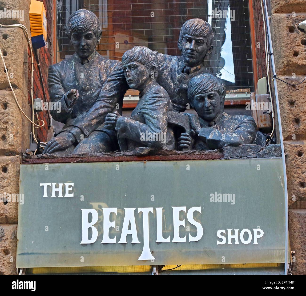 Statue del Fab4 - John, Paul, Ringo, George, sopra il negozio dei Beatles, al 31 di Mathew Street, Liverpool, Merseyside, Inghilterra, Regno Unito, L2 6RE Foto Stock