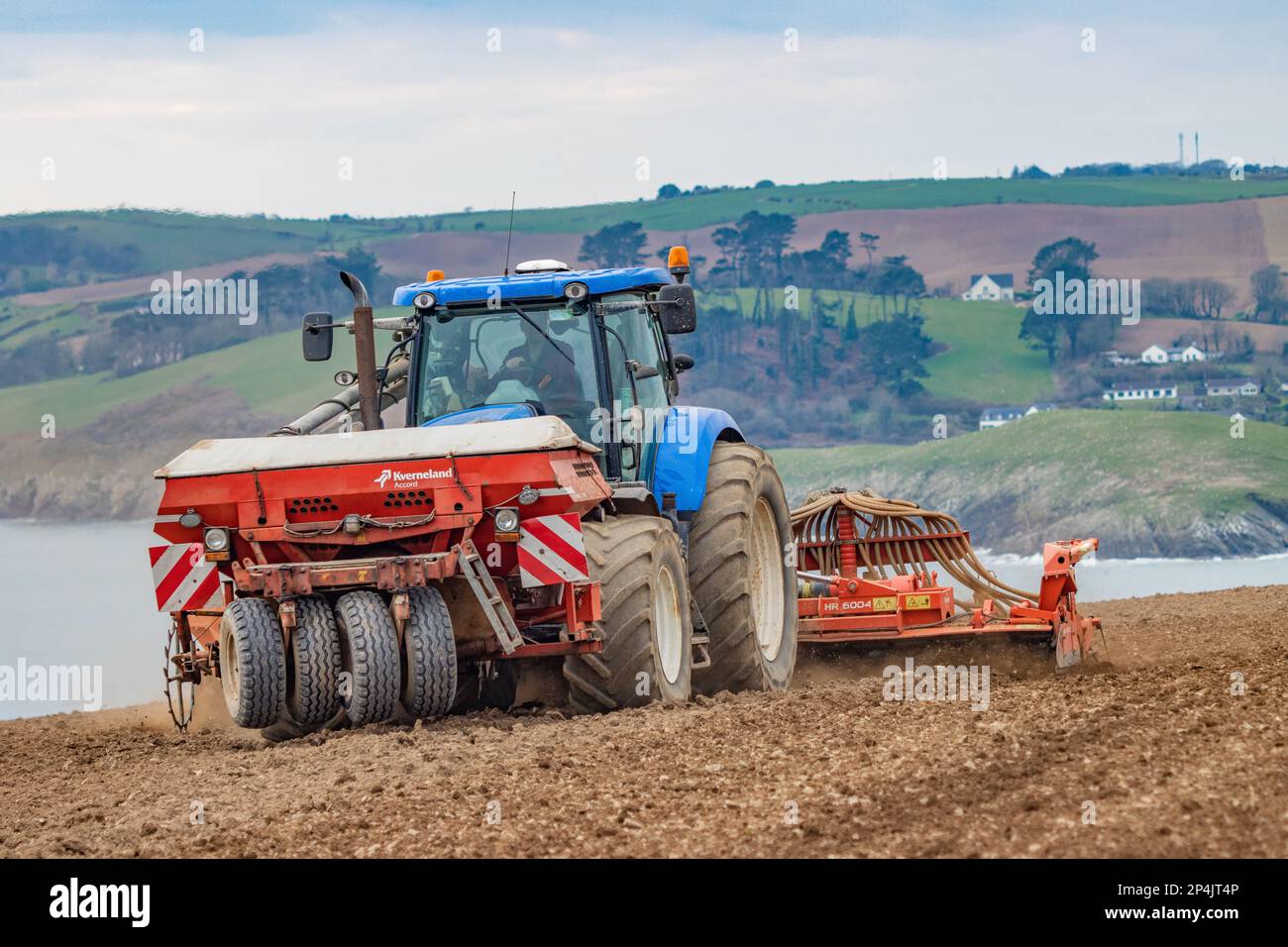 Martin o'Regan semina avena primaverile vicino Kinsale, Co. Cork, marzo '23 Foto Stock