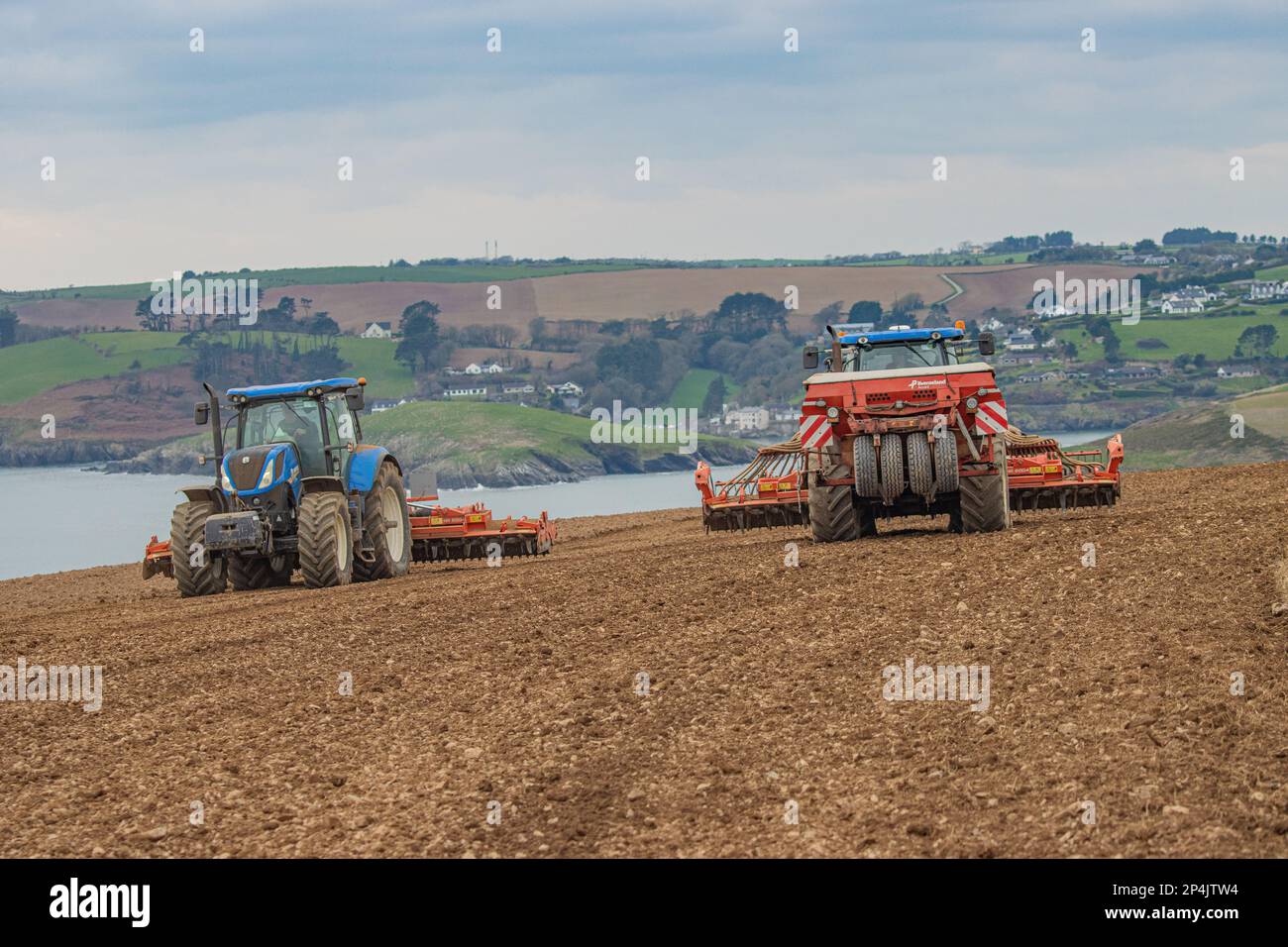 Martin o'Regan semina avena primaverile vicino Kinsale, Co. Cork, marzo '23 Foto Stock