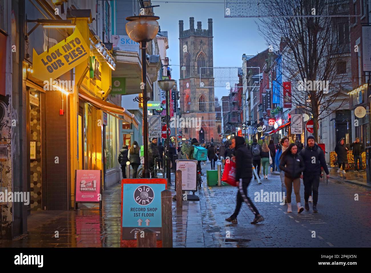 Una vivace Bold Street al crepuscolo, Liverpool, Merseyside, Inghilterra, Regno Unito, L1 4EZ, Chiesa di San Luca in lontananza - la chiesa bombardata Foto Stock