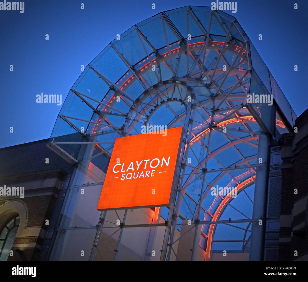 Gli amanti dello shopping al tramonto al centro commerciale Clayton Square con tetto in vetro, Great Charlotte Street, Liverpool, Merseyside, England, REGNO UNITO, L1 1QR Foto Stock