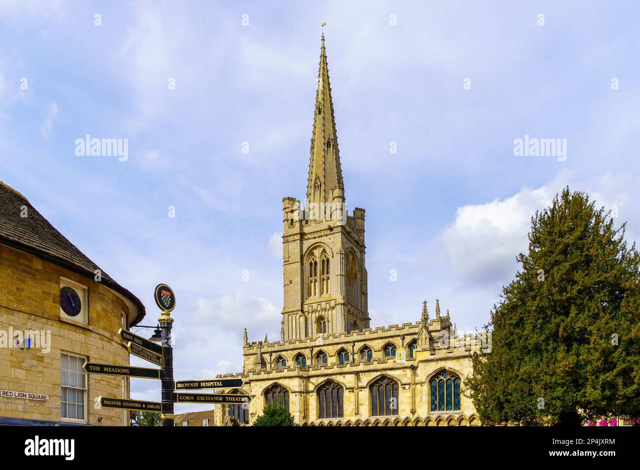 Stamford, Regno Unito - 22 settembre 2022: Vista dei segnali direzionali, e la Chiesa di tutti i Santi, a Stamford, Lincolnshire, Inghilterra, Regno Unito Foto Stock